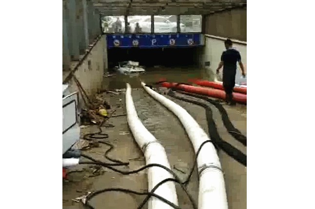 二環(huán)支路沙口路，山東消防兩臺，我們?nèi)_潛水泵同時運(yùn)行，一切正常了