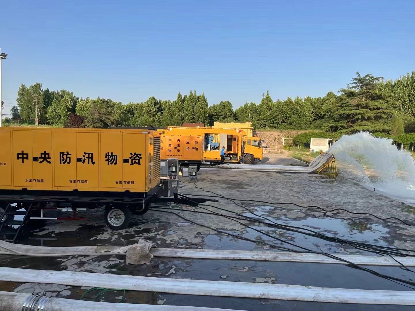 洞庭湖搶險現(xiàn)場，排勞設備晝夜不停